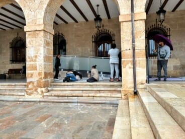 Los familiares reunidos en el ayuntamiento, a pocos pasos del escenario del crimen