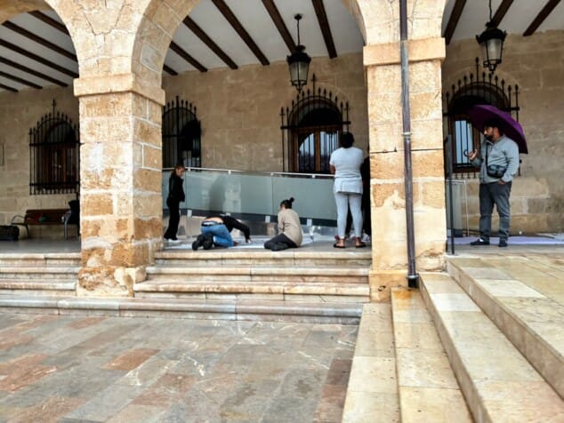 La madre de Juanete niega el crimen de Dénia pero sabe al detalle cómo lo enterraron: «¡Lo mataron a mi hijo!» 2 Imagen: Los familiares reunidos en el ayuntamiento, a pocos pasos del escenario del crimen