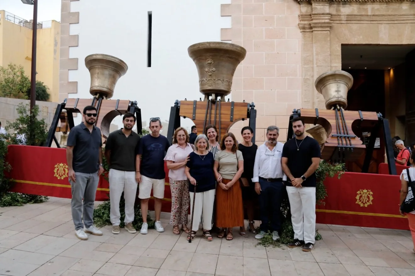 Los miembros de la familia Calabuig se reencuentran con los bronces restaurados en la plaza de la Constitució