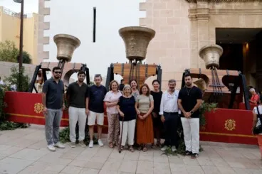 Los miembros de la familia Calabuig se reencuentran con los bronces restaurados en la plaza de la Constitució