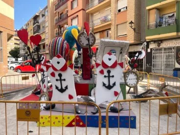 los naipes antropomorficos con anclas custodian la escena principal