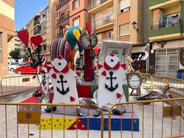 La última resistencia de les Fogueres en Dénia: naipes y relojes gigantes toman las calles de París Pedrera 1 Imagen: Los naipes antropomórficos con anclas custodian la escena principal