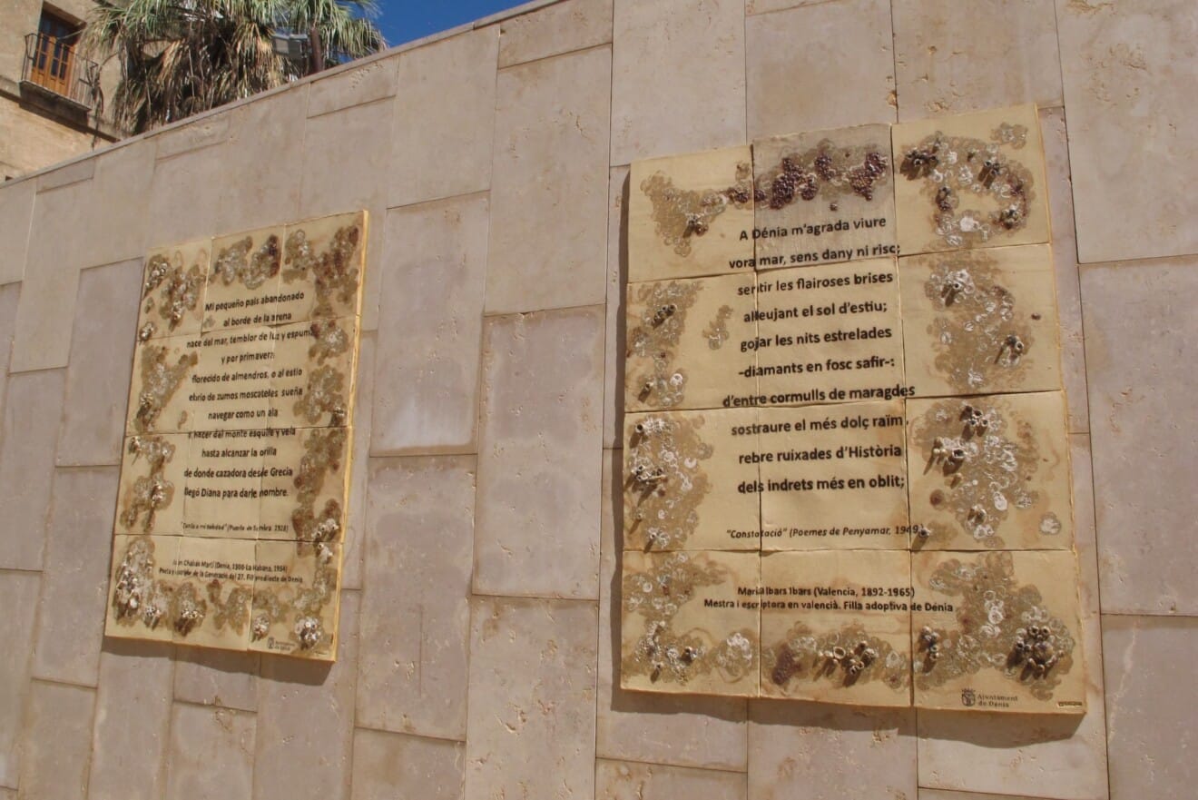 Los nuevos paneles cerámicos recogen textos de Maria Ibars y Juan Chabás, rindiendo homenaje a su vínculo con Dénia