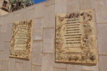 Los nuevos paneles cerámicos recogen textos de Maria Ibars y Juan Chabás, rindiendo homenaje a su vínculo con Dénia