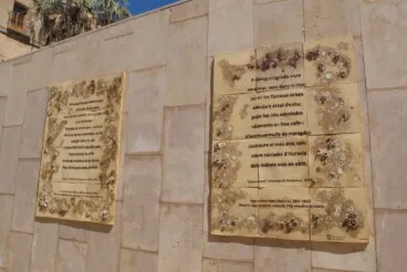 Los nuevos paneles cerámicos recogen textos de Maria Ibars y Juan Chabás, rindiendo homenaje a su vínculo con Dénia