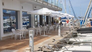 Mariscos frescos hervidos y a la plancha cocinados al estilo mediterráneo