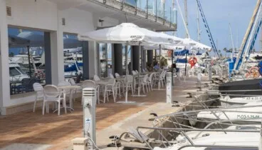 Mariscos frescos hervidos y a la plancha cocinados al estilo mediterráneo