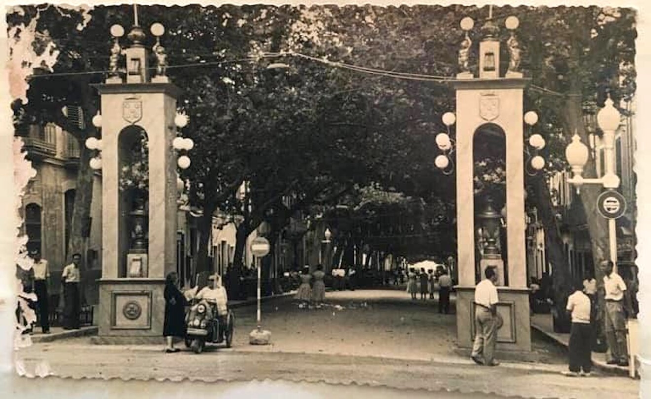 Marqués de Campo decorada para las Fiestas de Dénia de mediadios de siglo XX (Foto publicada por Ysabel Simó en el grupo Dénia Antiga)