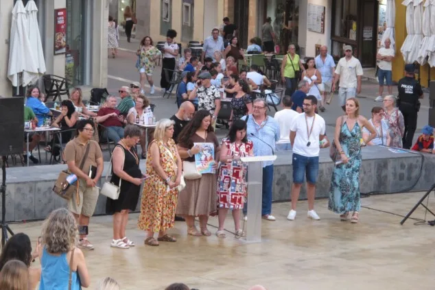 La plaza del Consell de Dénia se llena para reivindicar un Orgullo sin estigmas 1 Imagen: Miembros de AMADEM y Trenca l'armari durante la lectura del manifiesto reivindicativo en Dénia