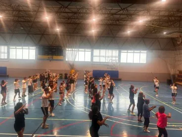 Cientos de personas se suman al «Activa’t Fest» en Dénia, es festival de la actividad física y la salud 5 multitud de participantes a una de las actividades del activat fest