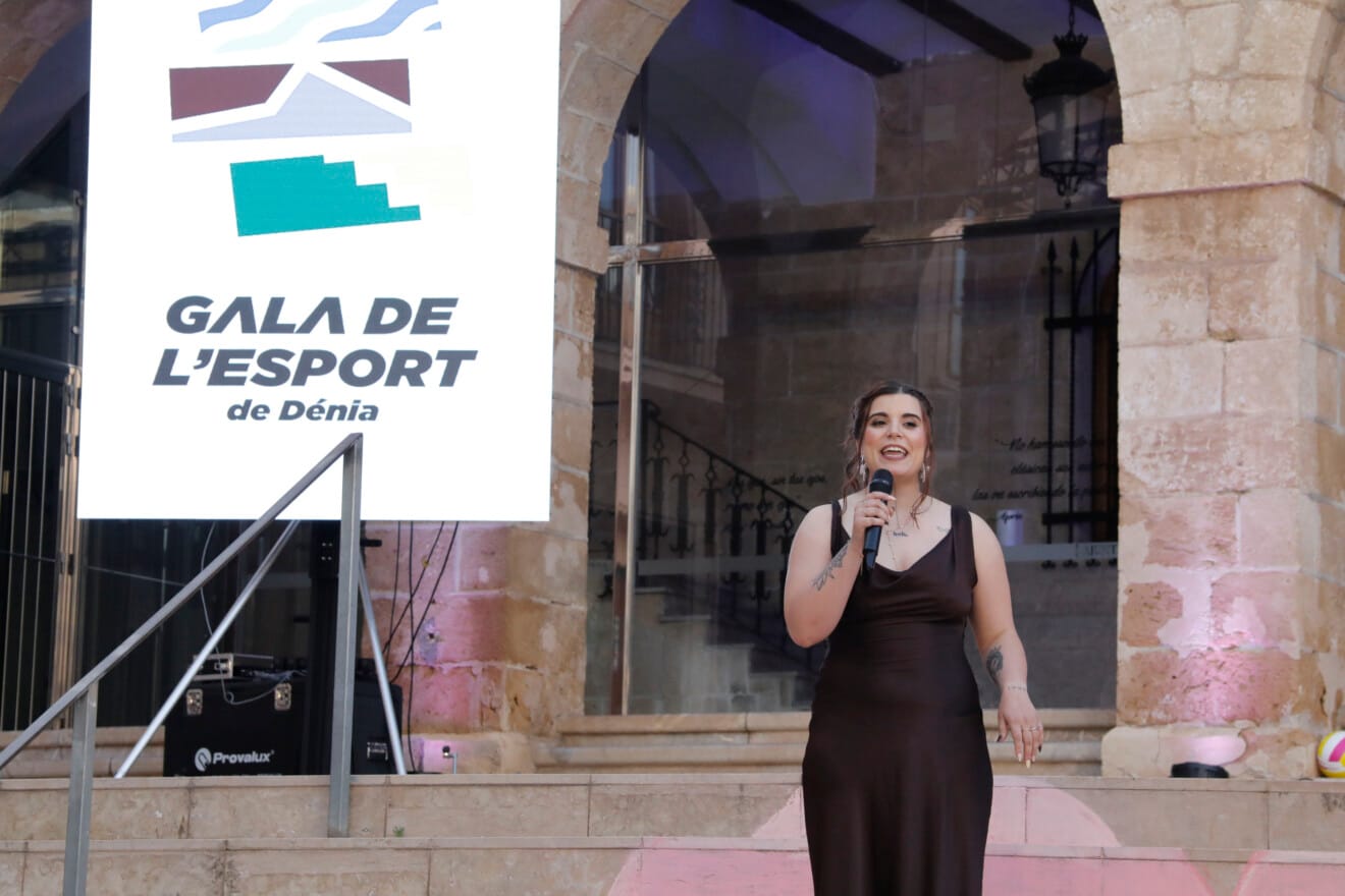 Nàlia Arbona conduce la Gala de l'Esport de Dénia 2026 durante una noche dedicada al reconocimiento del deporte local