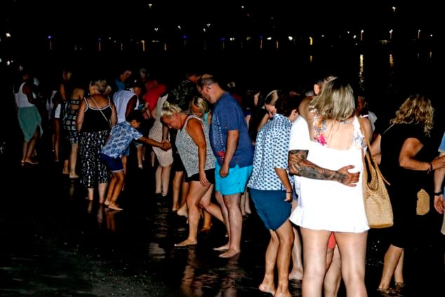 Las playas de Dénia, liberadas de más de 7.300 kilos de basura tras la noche de San Juan 5 Personas celebrando la Noche de San Juan en la playa de Dénia por la noche.