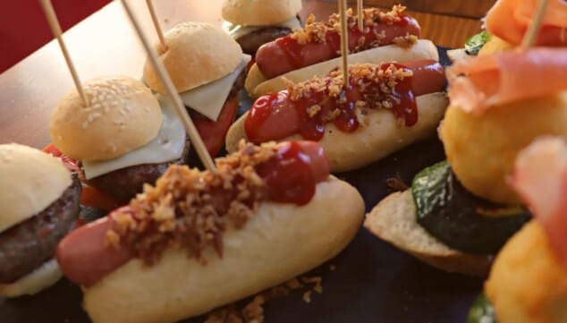 El plan de verano perfecto: buena compañía, terraza y una barra llena de pinchos 3 opciones de comida ligera para combatir el calor estival