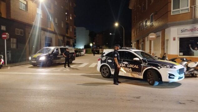 Un fuerte dispositivo policial en Dénia se salda con 34 vehículos controlados y múltiples infracciones por alcohol y drogas 2 Imagen: Dos coches patrulla y agentes de la Policía Local de Dénia en una calle de noche durante un control.