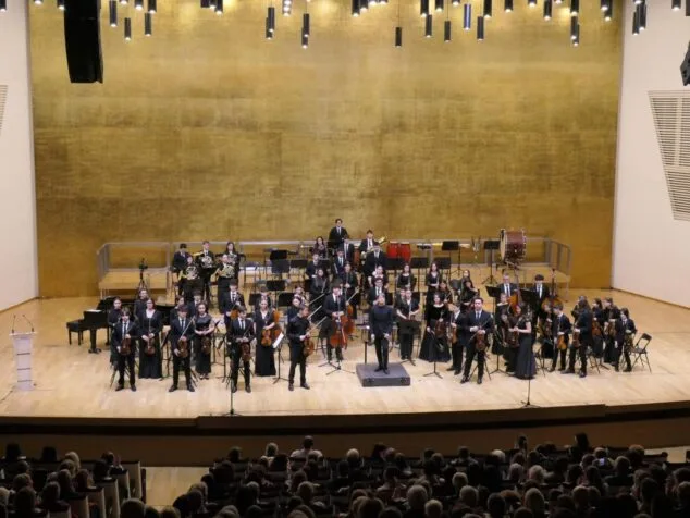 La Orquesta de Jóvenes de la Provincia de Alicante debuta en Dénia con un concierto previo a su gira por Viena 1 Imagen: Fotografía de la Orquesta de Jóvenes de la Provincia de Alicante (OJPA) actuando en un auditorio bajo la dirección de Francisco Maestre, con público asistente.