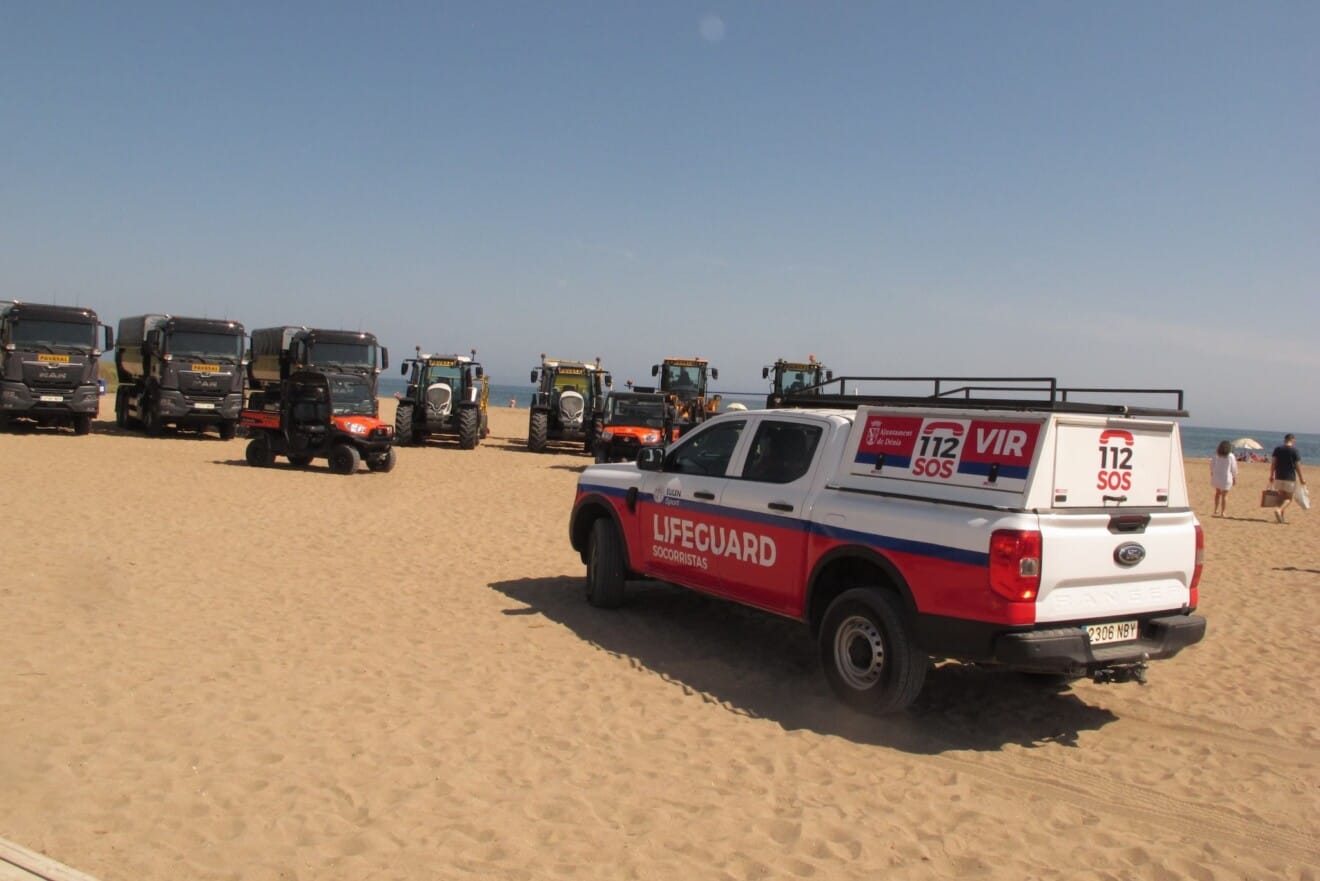 Parte de la flota del servicio de limpieza y vigilancia de las playas de Dénia