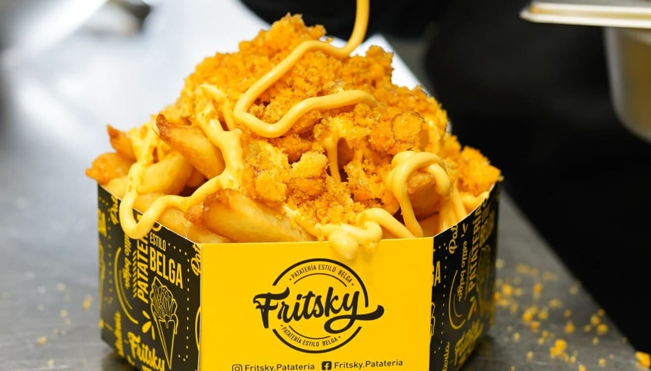 Patatas fritas belgas recién hechas y crujientes