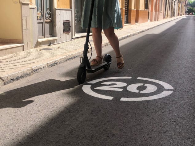 Ni coches voladores ni teletransporte: así es la Dénia del futuro que ya se vive en la calle 1 Imagen: Patinete eléctrico circulando por una carretera 20-30 de Dénia