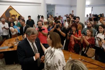Pepa Font felicitando a Rafa Carrió