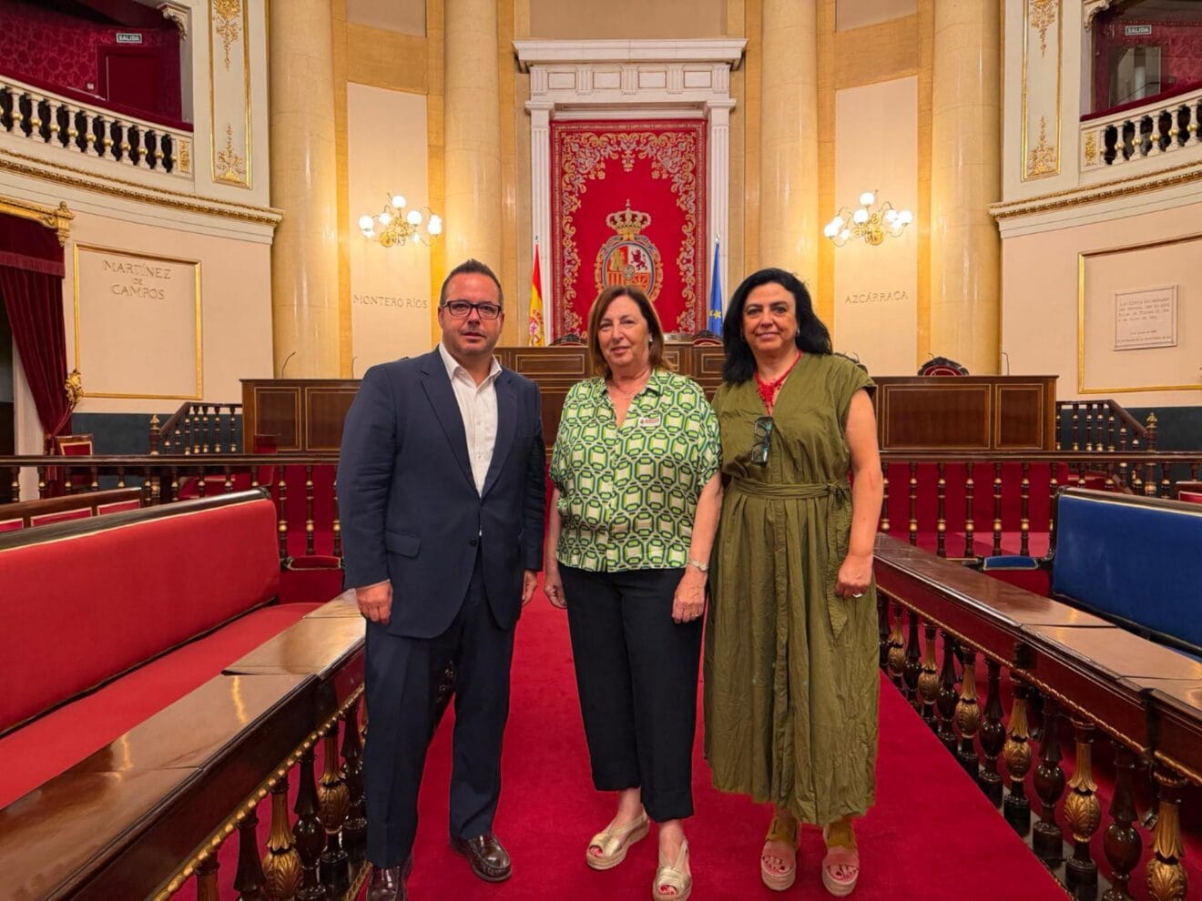 Pepa Font en el Senado junto a otros representantes políticos