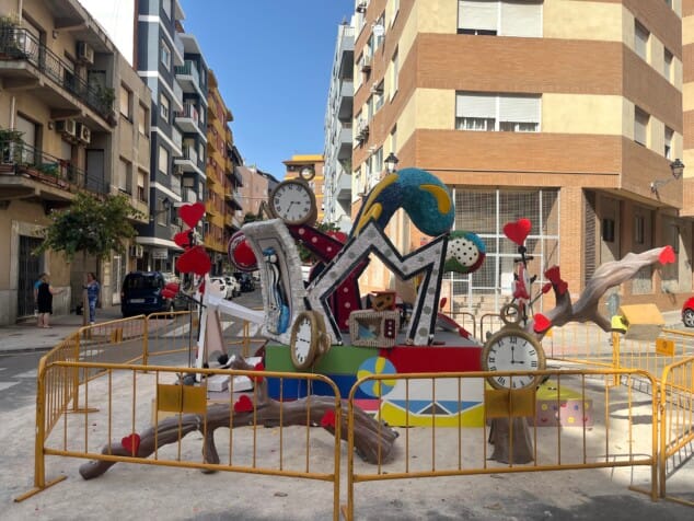 La última resistencia de les Fogueres en Dénia: naipes y relojes gigantes toman las calles de París Pedrera 2 Imagen: Perspectiva lateral del monumento donde destacan los relojes gigantes y los elementos con forma de rama