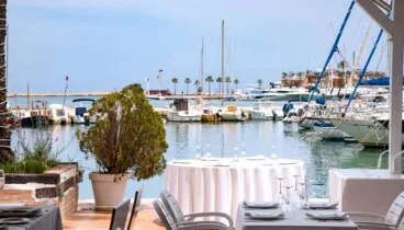 Platos tradicionales de la Marina Alta servidos en una terraza junto al mar