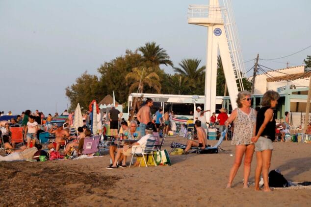 Las playas de Dénia, liberadas de más de 7.300 kilos de basura tras la noche de San Juan 3 Playa de Dénia llena de gente y sombrillas al atardecer.
