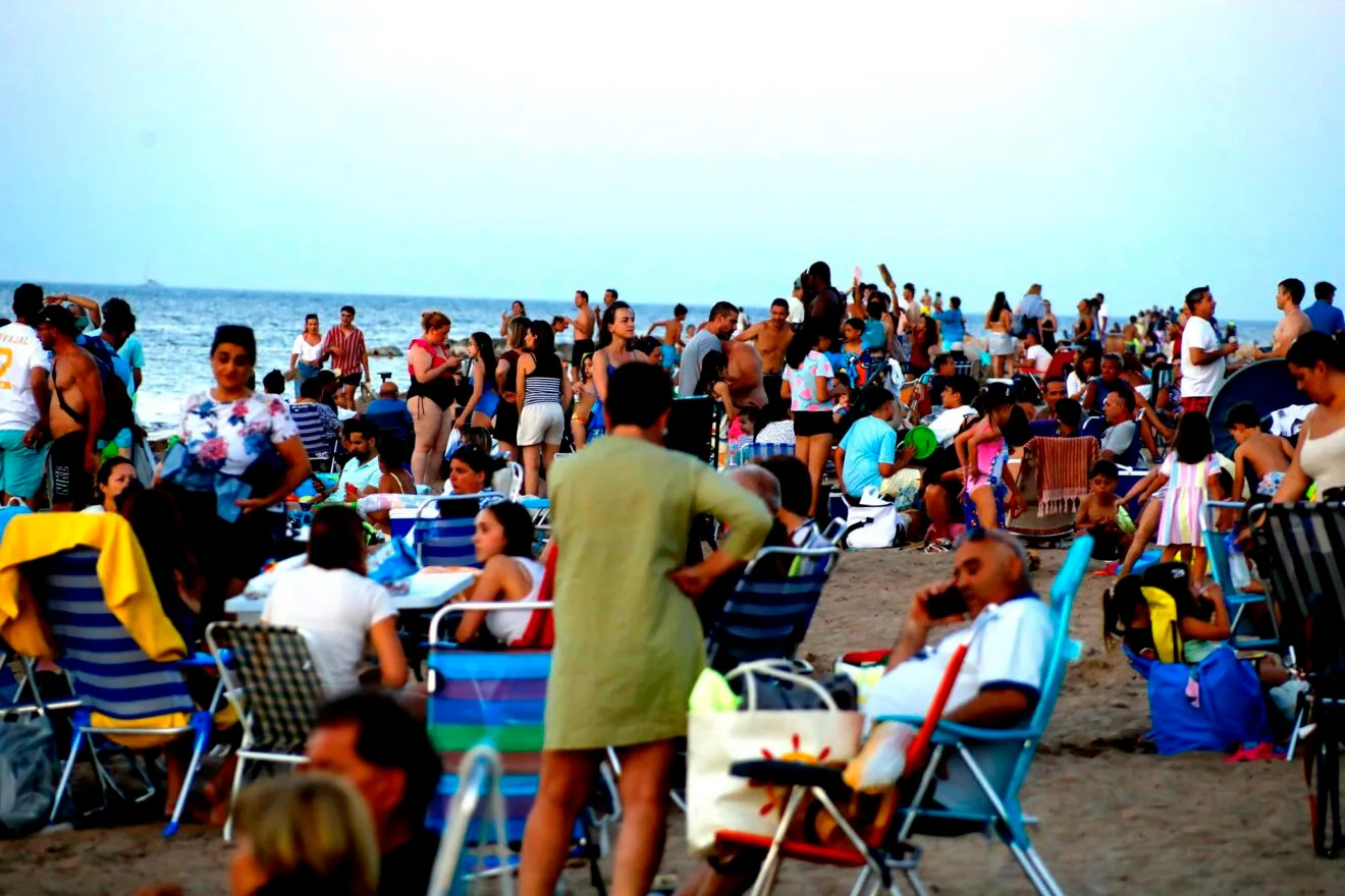 Multitud en la playa de Dénia durante San Juan