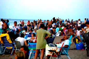Multitud en la playa de Dénia durante San Juan