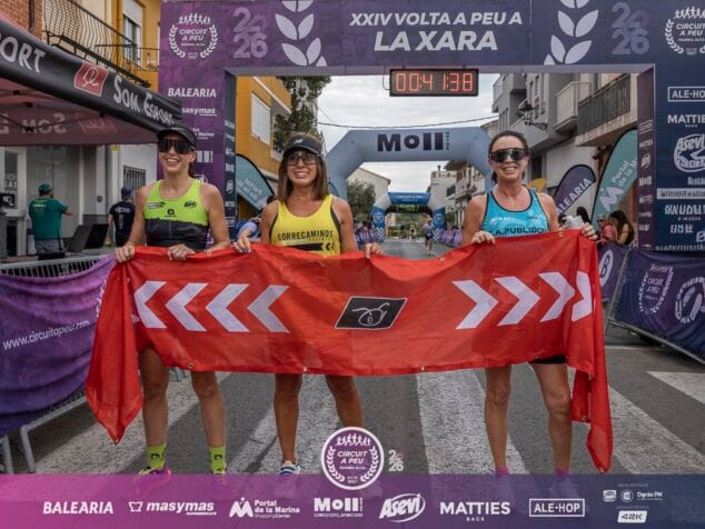 Hicham Anfalous y Patricia Porter se alzan con la victoria en la XXIV Volta a Peu La Xara 9 Patricia Porter, Alexandra Font y Michelle Dixon, ganadoras de la categoría femenina, posan con una pancarta bajo el arco de meta de la XXIV Volta a Peu La Xara.
