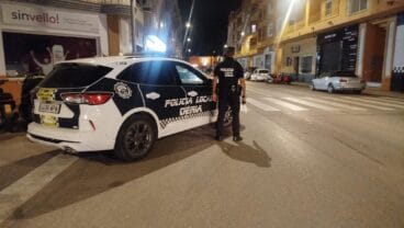 Un fuerte dispositivo policial en Dénia se salda con 34 vehículos controlados y múltiples infracciones por alcohol y drogas 5 Coche patrulla y agente de la Policía Local de Dénia en un operativo nocturno.