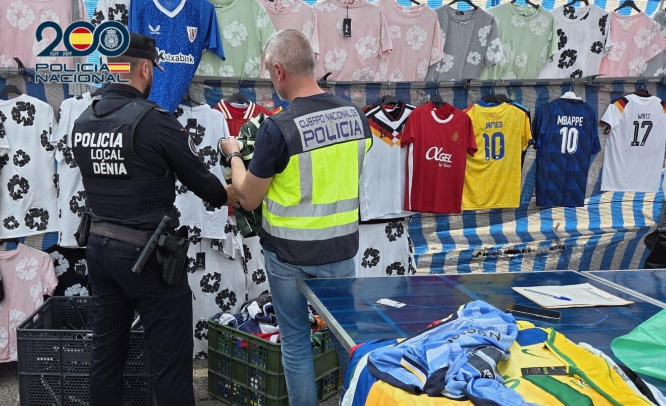 Inspección de prendas falsificadas en un mercadillo de Dénia por la Policía Nacional y Local
