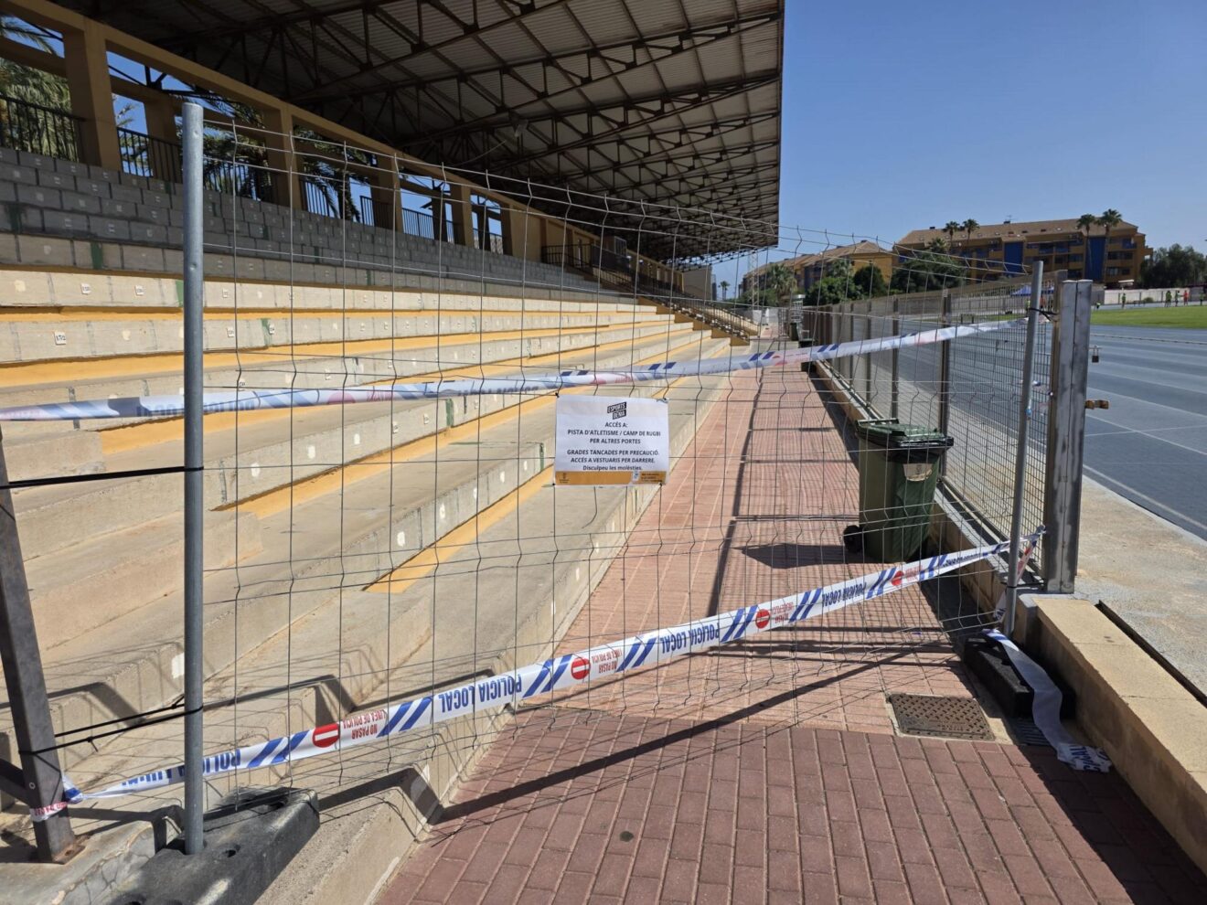 Precinto de la grada de la pista de atletismo de Dénia