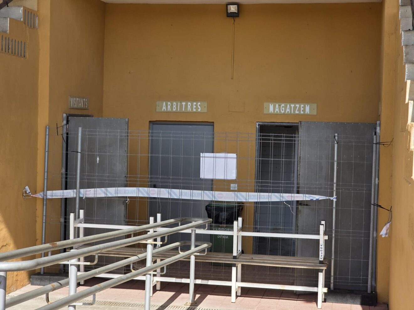 Precinto de seguridad en las instalaciones de la pista de atletismo de Dénia