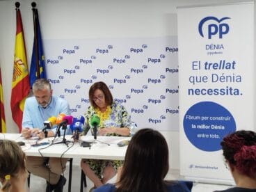 Pepa Font y Carlos Gil en la presentación de los Foros Trellat del PP de Dénia