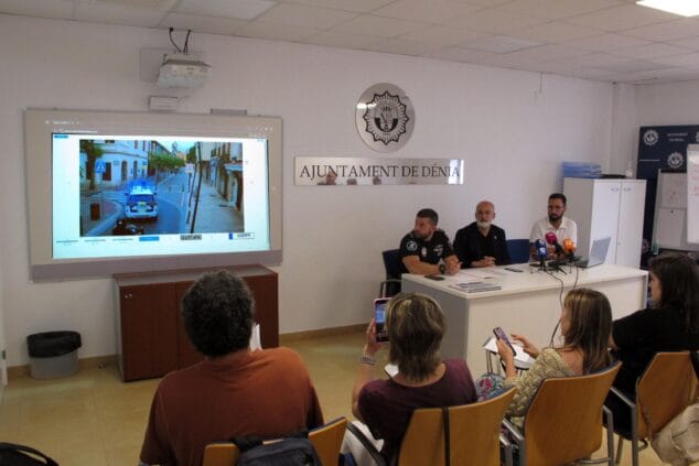 Imagen: Presentación del sistema de cámaras de seguridad en el Ayuntamiento de Dénia con responsables municipales y policiales.
