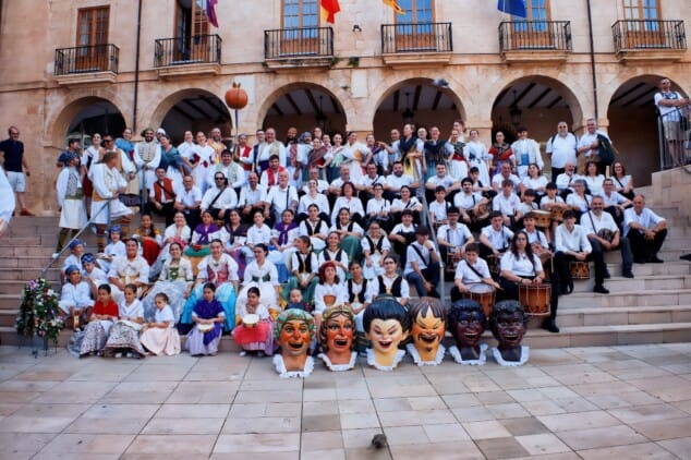 Imagen: Participantes en los bailes del Corpus de Dénia