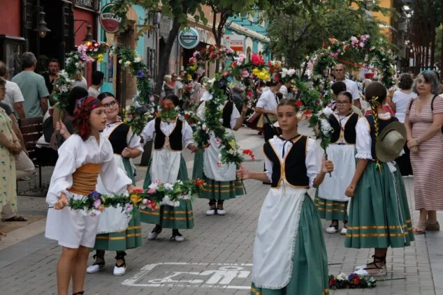 Imagen: Jóvenes de Dianium Dansa danzando durante el Corpus