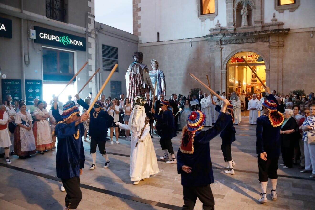 La Moma y los momos danzando en la plaça del Convent