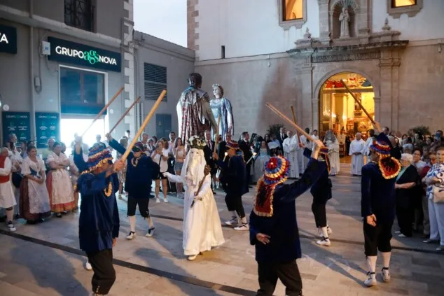 Imagen: La Moma y los momos danzando en la plaça del Convent