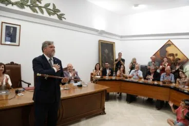 rafa carrio con el baston de alcalde