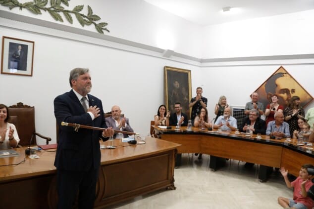 Rafa Carrió ya es alcalde de Dénia: Compromís toma el mando del gobierno de coalición 2 Imagen: Rafa Carrió con el bastón de alcalde