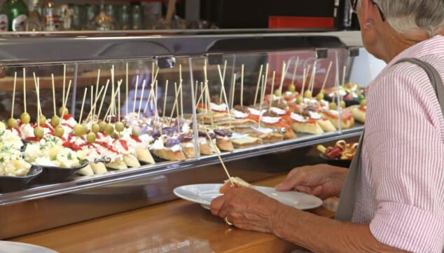 El plan de verano perfecto: buena compañía, terraza y una barra llena de pinchos 2 razones para elegir pinchos vascos en tus vacaciones