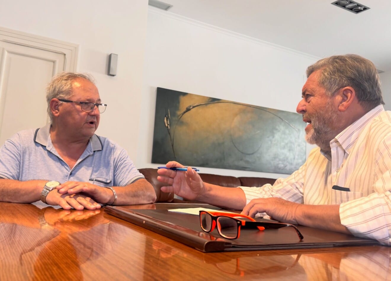 Reunión entre el primer edil y Mario Vidal, representante de Gent de Dénia, en el despacho de Alcaldía