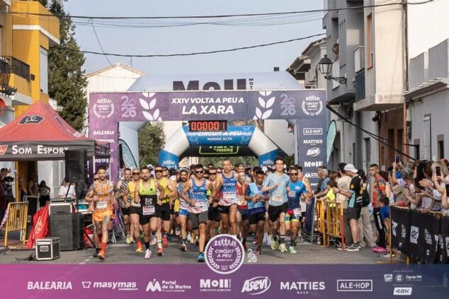 Hicham Anfalous y Patricia Porter se alzan con la victoria en la XXIV Volta a Peu La Xara 10 Corredores cruzando el arco de salida al inicio de la XXIV Volta a Peu La Xara.