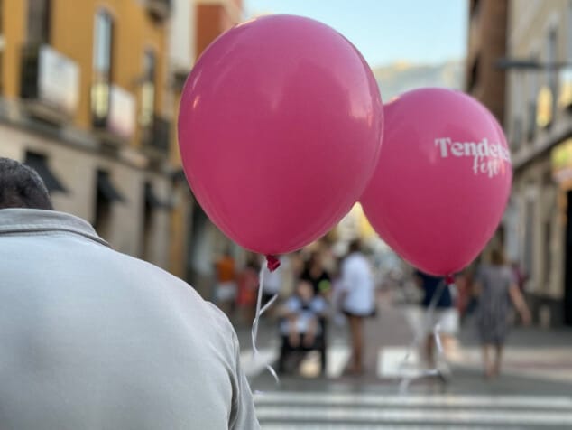El comercio local de Dénia celebra su gran fiesta hoy con descuentos especiales y actividades infantiles 1 Imagen: TendetesFest en las calles de Dénia