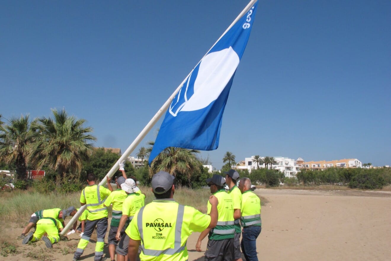 Trabajadores de Pavasatl colocando la Bandera Azul de la playa Punta del Raset