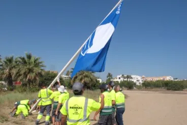 trabajadores de pavasatl colocando la bandera azul de la playa punta del raset