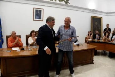Traspaso de bastón de alcalde entre Vicent Grimalt y Rafa Carrió