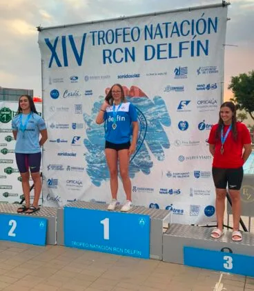Alexandra Alapont en el podio del XIV Trofeo RCN Delfín